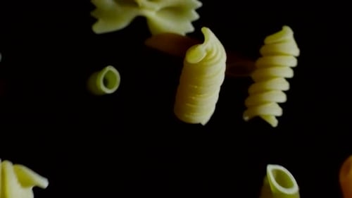 Pâtes crues sur fond sombre