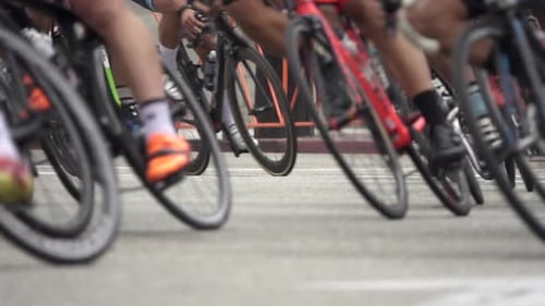 Hommes participant à une course de vélo de route.
