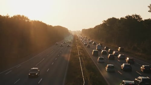 Autobahnbewegung am frühen Morgen bei Sonnenaufgang im Nebel