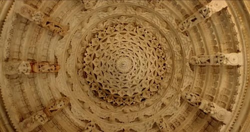 Plafond de l'emblématique temple jaïn de Ranakpur ou Chaturmukha Dharana Vihara Mandir à Ranakpur, au Rajasthan