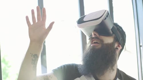 Mann benutzt Virtual-Reality-Headset