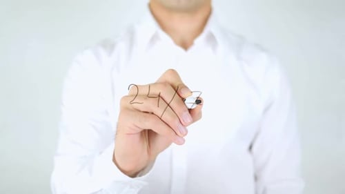 Veinticuatro y siete hombres escribiendo sobre vidrio