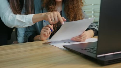 Nahaufnahme weiblicher Hände Geschäftsleute Frauen im Büro erledigen Papierkram.