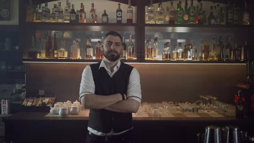 Camarero de profesión un hombre de raza caucásica