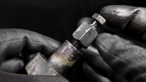 Alguien que aprieta un tornillo