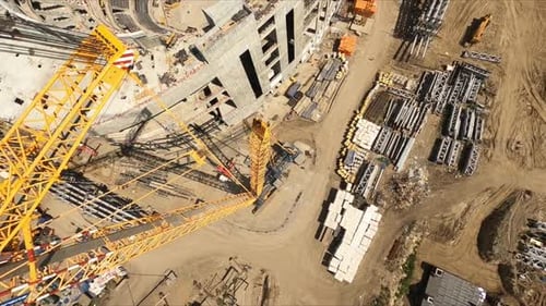 Yellow Crane opera en el sitio de construcción del estadio