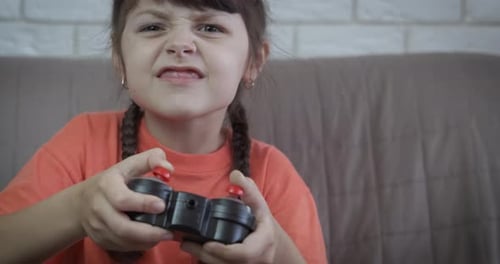 Mädchen benutzen Gamecontroller.
