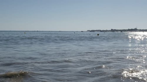 Am frühen Morgen am Meer mit schönen blauen Meeresfarben und Wellen 4K 2160p 30fps UltraHD-Aufnahmen - Oce