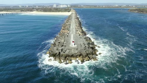 Une prouesse de construction artificielle, la digue de Gold Coast, Queensland, Australie au Ralenti