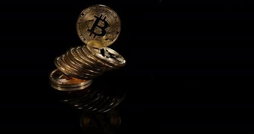 Bitcoins auf schwarzem Hintergrund, Zeitlupe 4K