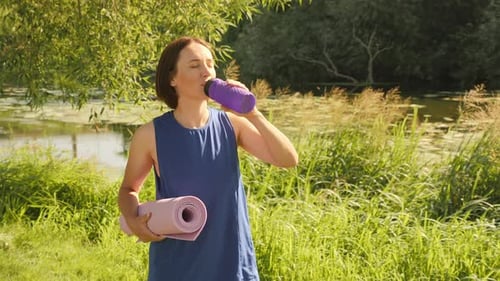 Mujer bebiendo agua