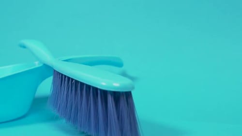 Eine Hardpile Staubbürste und eine blaue Kehrschaufel