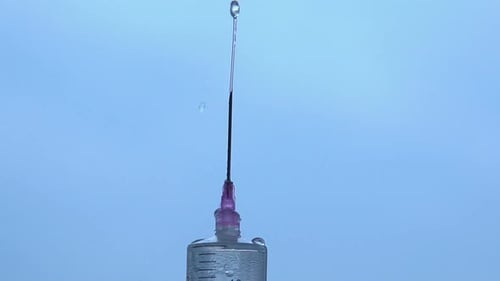 Plan rapproché du jet de liquide pulsant de l'aiguille de l'injecteur, problèmes de miction