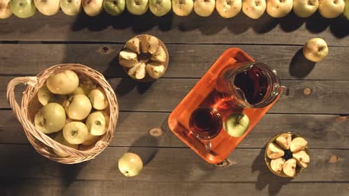 Apfelsaft und Äpfel auf dem Tisch