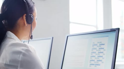 Im Telefon-Support-Büro arbeitet ein vielfältiges Team junger Berufstätiger.