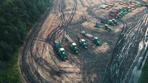 Landwirtschaft Schönes Luftbild von Maschinen, die Baumwollplantage in der