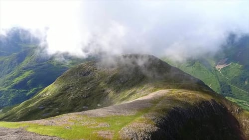 Región montañosa y nubes desde el aire