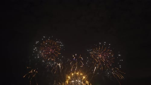 Internationales Feuerwerksfestival in der Nacht. Vielzahl bunter Feuerwerke in den Ferien