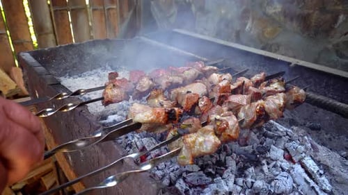 Grill im Freien gegrillt.Fleisch im Freien kochen. Snackbar an der Straße.
