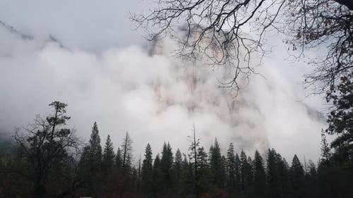Acantilados de montañas brumosas o rocas empinadas Rocas o acantilados neblados de otoño de California
