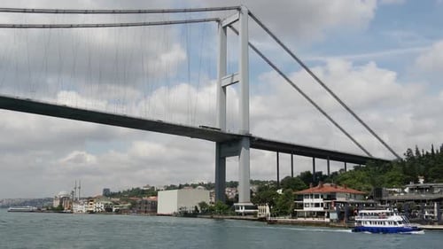 Pont du Bosphore depuis un ferry à Istanbul