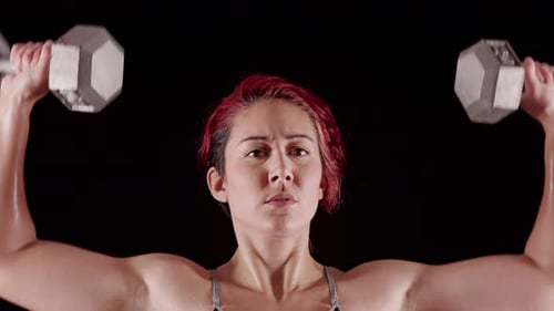 Sportliche Frau trainiert