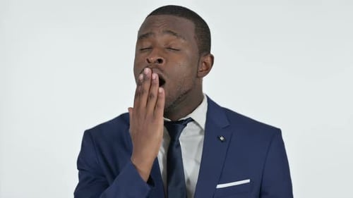 Verschlafener afrikanischer Geschäftsmann gähnend weißer Hintergrund