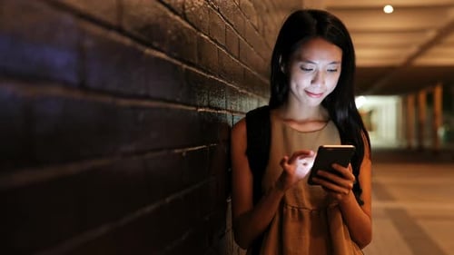 Frau benutzt Handy
