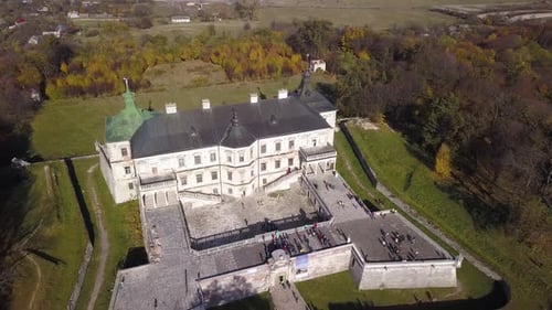 Vue aérienne du château de Pidhirtsi, situé dans le village de Pidhirtsi, dans l'oblast de Lviv, en Ukraine