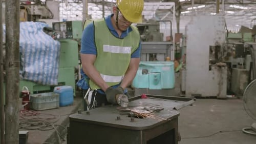 Joven asiático soldador de hierro en fábrica industrial, trabajo de soldador.