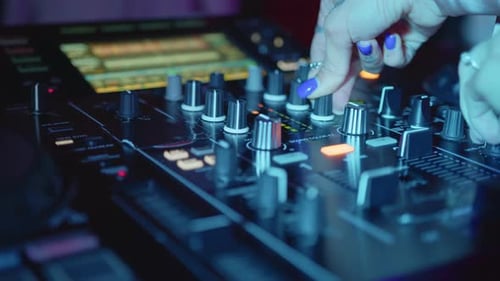 DJ Hands Control Soundkonsole zum Mischen von Musik im Disco Club