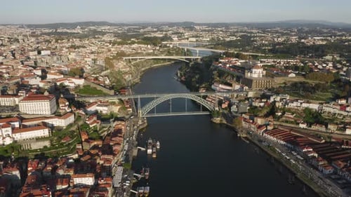 Vista aérea de edifícios históricos em margens de rios com encostas íngremes