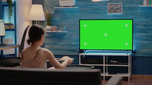 Pantalla verde en la pantalla de televisión moderna en casa
