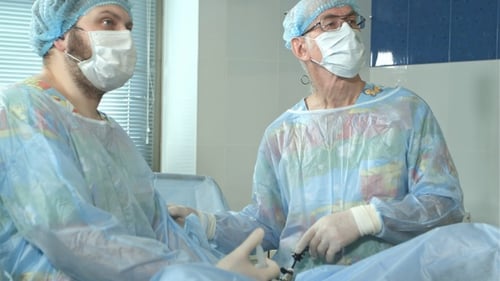 Zwei Chirurgen operieren im Krankenhaus