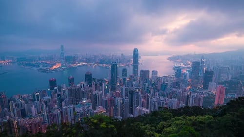 4K-Zeitraffer bei Sonnenaufgang am Morgen über der Stadt Hongkong