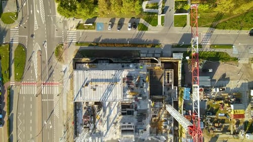 Vista superior de un sitio de construcción en Gdynia, Polonia con grúas torre erigidas - Zumbido aéreo