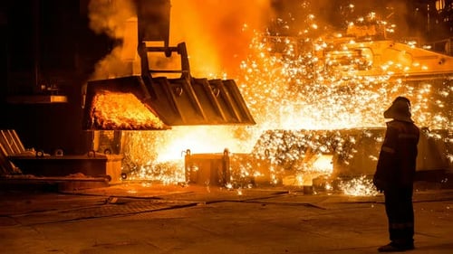 Metalúrgico perto de um alto-forno com faíscas. Cinemagraph.
