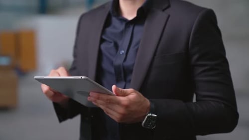 Werksleiter verwendet Tablet-Computer im Lager oder in der Fabrik