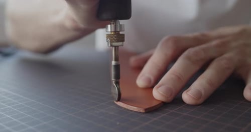 Verwendung eines elektrischen Nutbügeleisens bei der Herstellung von Lederbändern