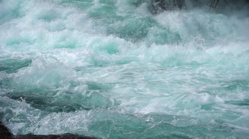 Mountain River Wasser mit Zeitlupe Nahaufnahme