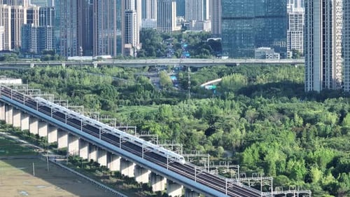 Tren de alta velocidad y siluetas urbanas