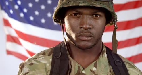 Portrait d'un soldat militaire debout