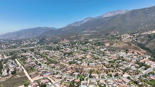 Luftaufnahme der wohlhabenden Community Alta Loma und der Bergkette