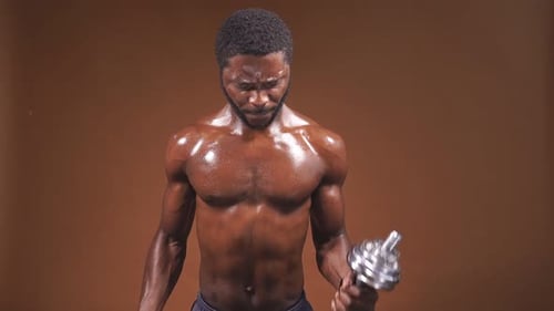 Ein afroamerikanischer Mann hebt Hanteln auf einem isolierten Hintergrund