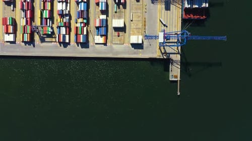 Containerschiff in Import, Export und Geschäftslogistik, Mit dem Kran, Handelshafen, Versand von Fracht zum Hafen