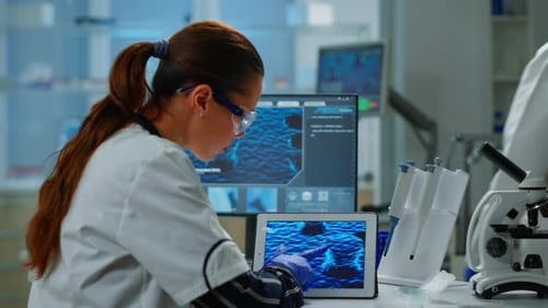 Científico que usa tableta digital trabajando en un laboratorio de investigación médica moderno