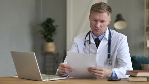 Médecin travaillant sur le rapport médical des documents des patients