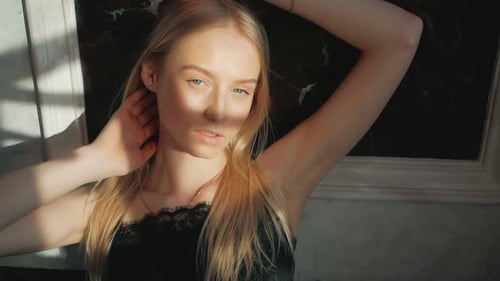 portrait surréaliste d'art mode d'une belle femme avec un faisceau de lumière et d'ombre sur son visage