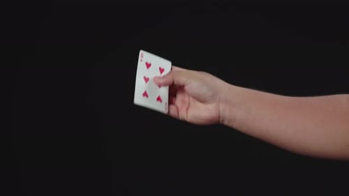 Der Zauberer zeigt einen Trick mit Spielkarten. Manipulation mit Requisiten. Taschenspielertrick