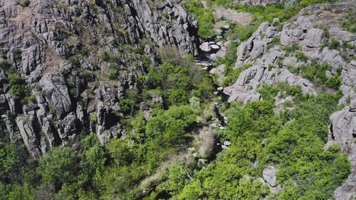 Vue aérienne d'un mince ruisseau traversant un canyon dans les montagnes
